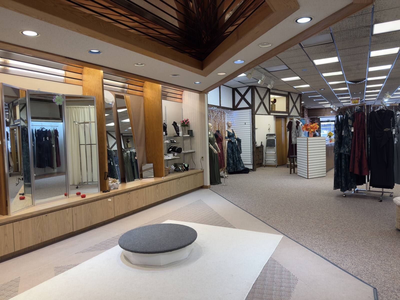 The fitting area with a round pedestal and three-way mirrors